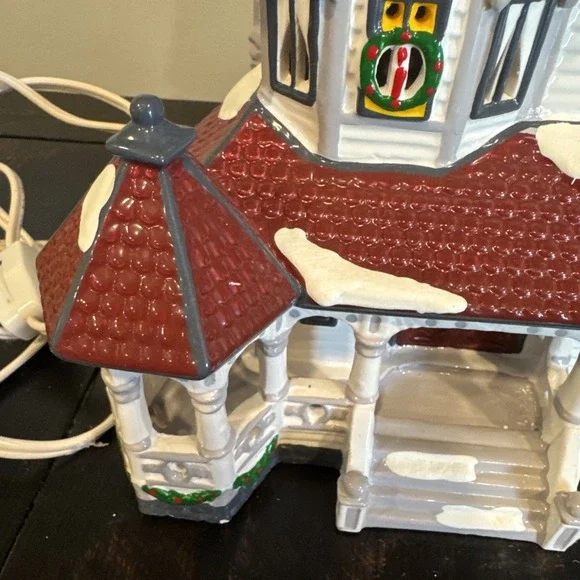 Department 56 Queen Anne Victorian House; Snow Village. - Picture 3 of 9